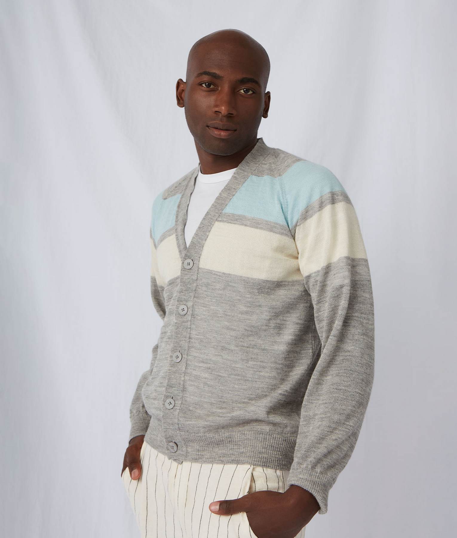 Men'S Vee Neck Intarsia Cardigan - Silver Gray