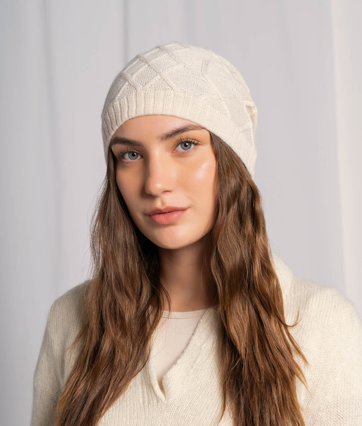 Beanie Cable With Pompom Antique White display picture 2