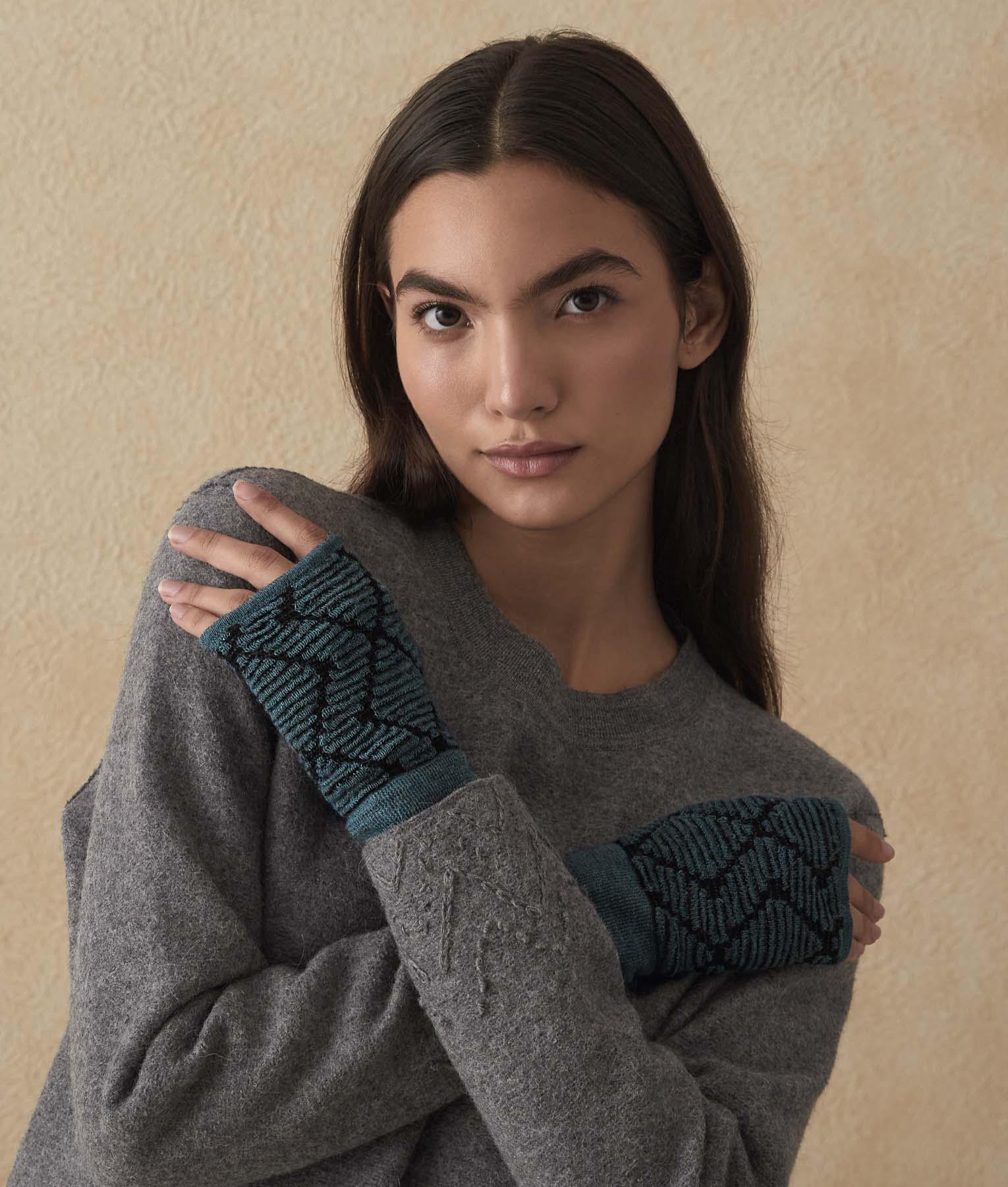 Tuck Stitch Mittens - Dragonfly And Jet Black